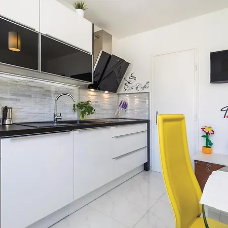 Lägenhet Lovely In With Wifi Rijeka